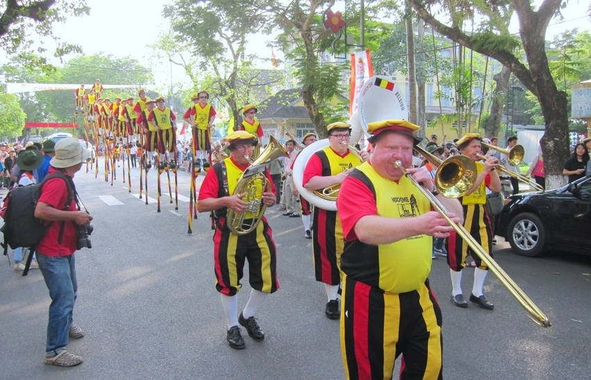 Những nghệ sĩ thích đi trên không ảnh 6 Những nghệ sĩ thích đi trên không ảnh 6